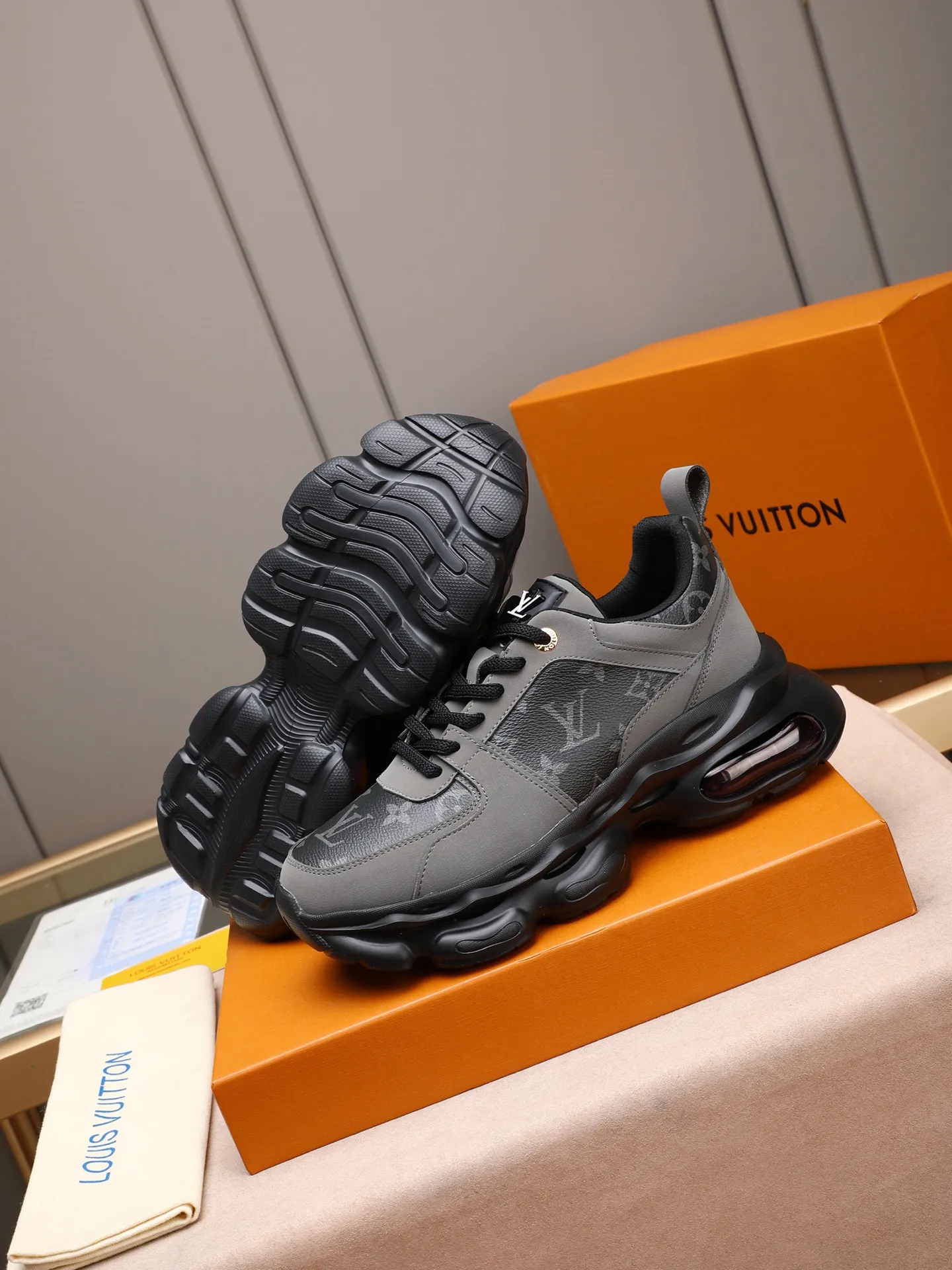 Men's shoes 💰460 [LV] Made of imported L special materials spliced ​​with cowhide and comfortable mesh lining. Private molded foam air cushion outsole, super light and comfortable on the feet! Perfect last shape, generous and fashionable design, 5 colors available! Code number: 38–44 (45 customized